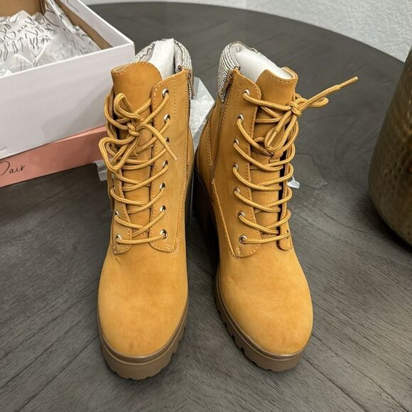 Wild Pair Bentli Lug Sole Booties - Picture 5 of 8